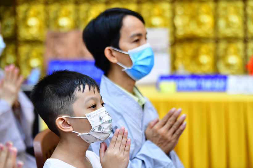 Gần 1.000 người thiện nam tín nữ làm con Phật vào Rằm tháng Giêng