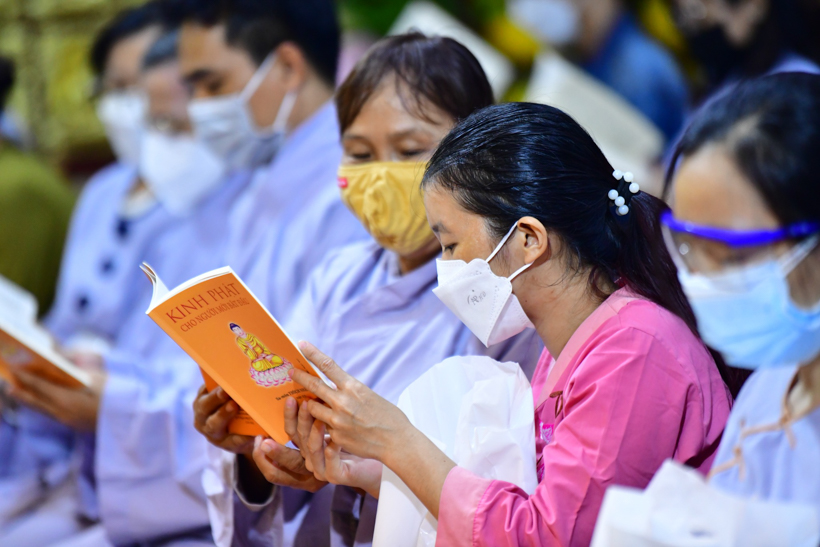 Gần 1.000 người thiện nam tín nữ làm con Phật vào Rằm tháng Giêng