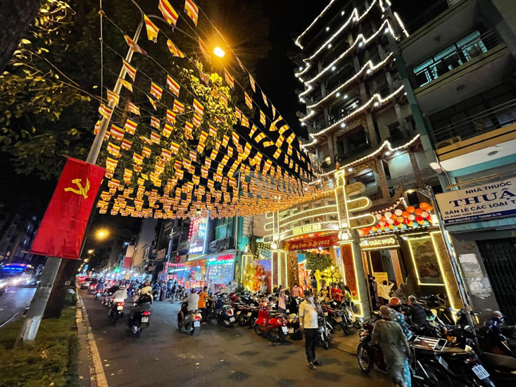Gần 1.000 người thiện nam tín nữ làm con Phật vào Rằm tháng Giêng