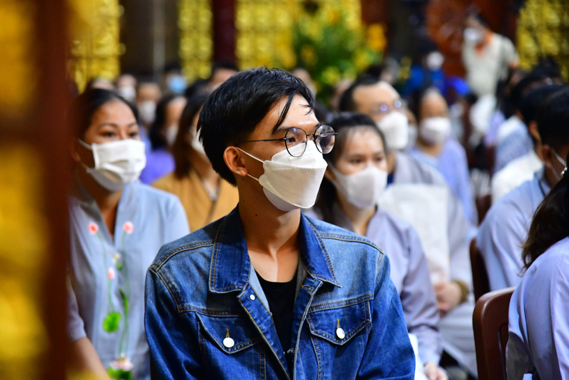 Gần 1.000 người thiện nam tín nữ làm con Phật vào Rằm tháng Giêng