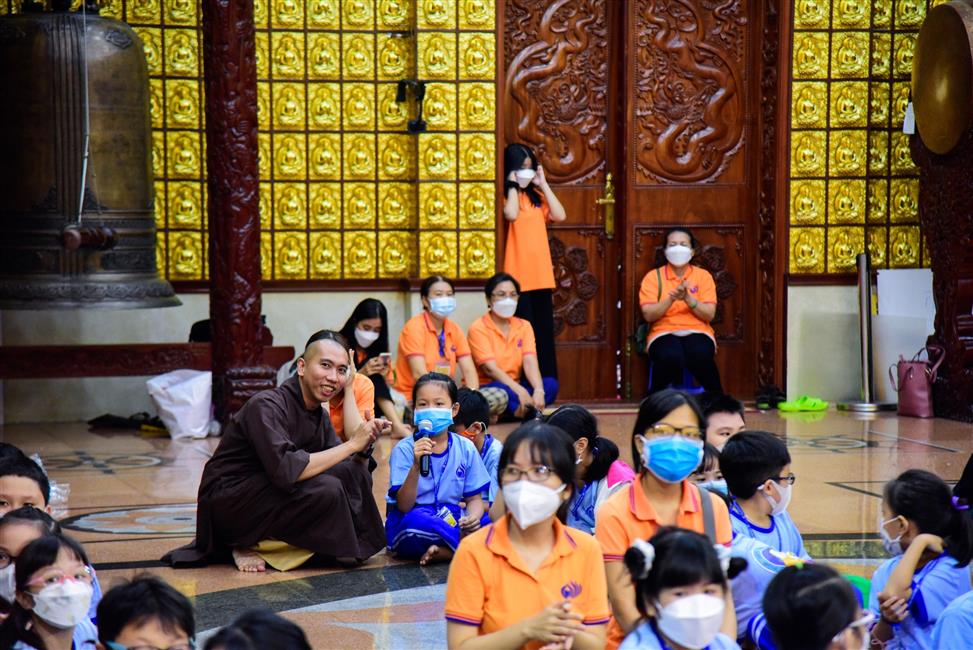 Hôm nay em trở về chùa, ê a theo Thầy bài học đạo đức
