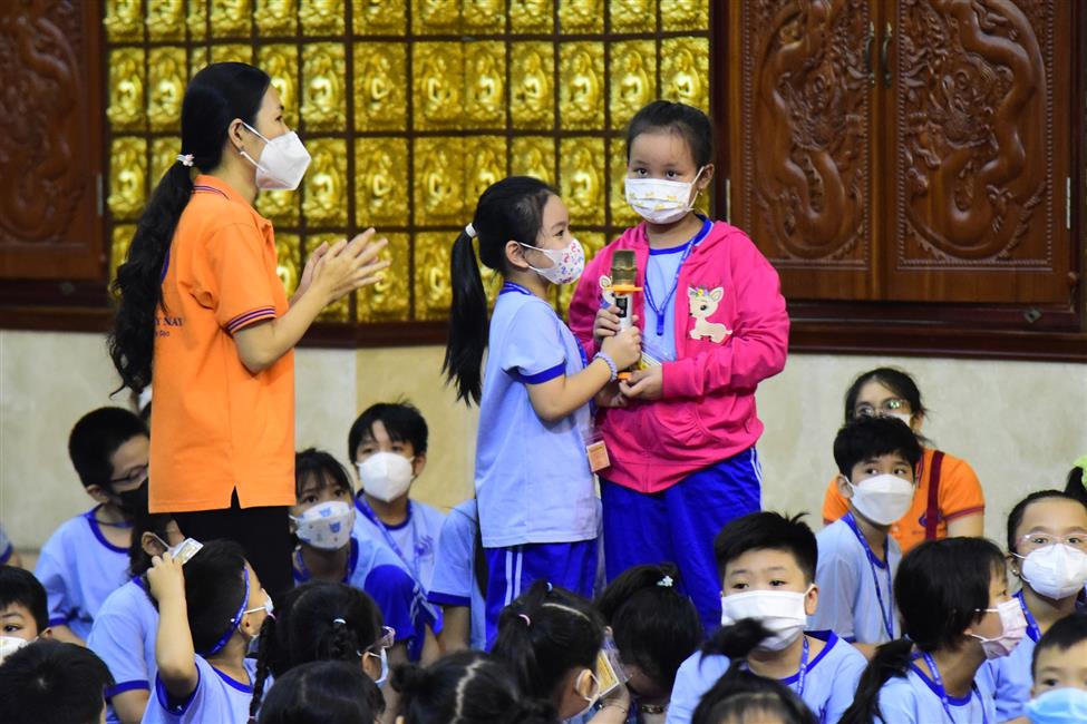 Hôm nay em trở về chùa, ê a theo Thầy bài học đạo đức