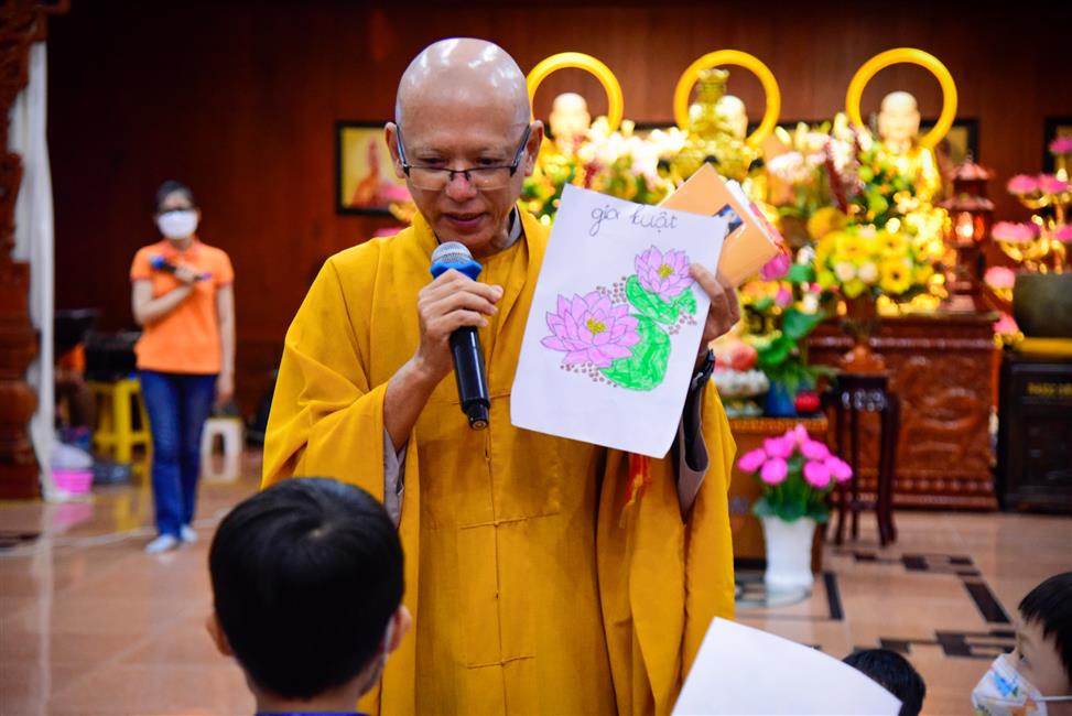 Hôm nay em trở về chùa, ê a theo Thầy bài học đạo đức