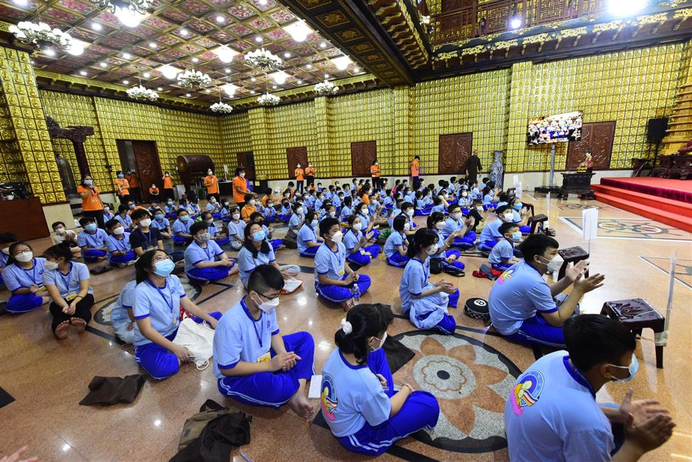 Hôm nay em trở về chùa, ê a theo Thầy bài học đạo đức