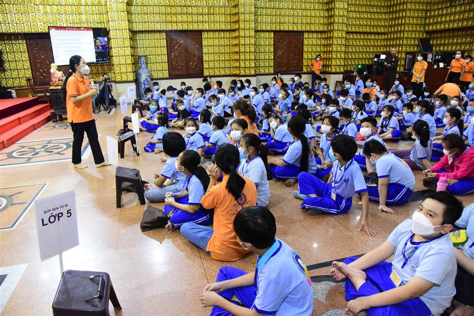 Hôm nay em trở về chùa, ê a theo Thầy bài học đạo đức