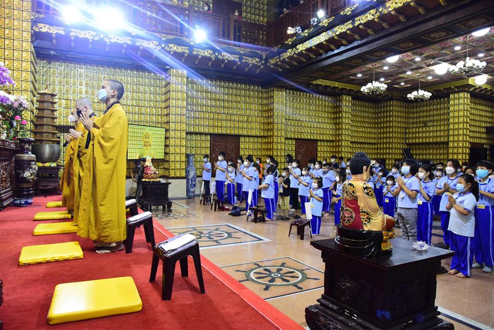 Hôm nay em trở về chùa, ê a theo Thầy bài học đạo đức