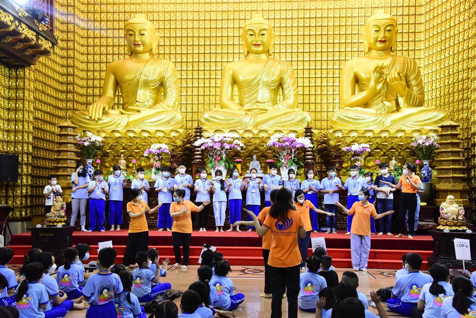 Hôm nay em trở về chùa, ê a theo Thầy bài học đạo đức