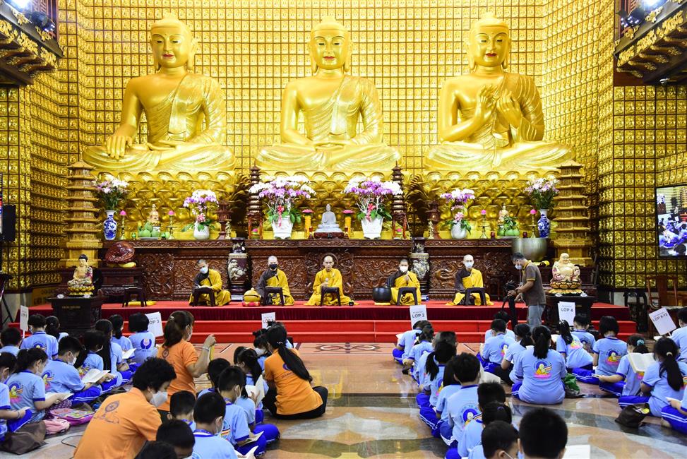 Hôm nay em trở về chùa, ê a theo Thầy bài học đạo đức