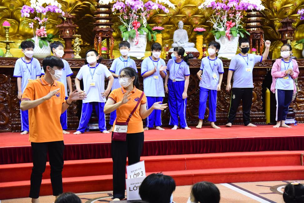 Hôm nay em trở về chùa, ê a theo Thầy bài học đạo đức