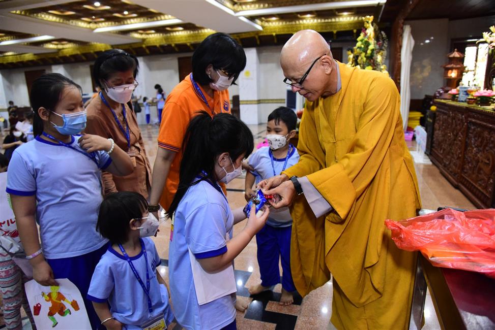 Hôm nay em trở về chùa, ê a theo Thầy bài học đạo đức