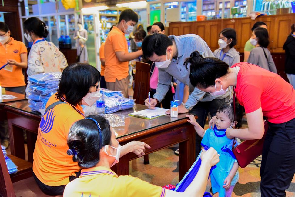 Hôm nay em trở về chùa, ê a theo Thầy bài học đạo đức