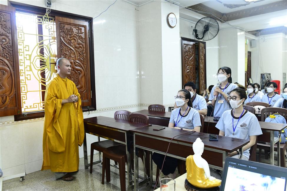 Khóa tu Tuổi Trẻ Hướng Phật: Đừng để tiền làm chúng ta khổ