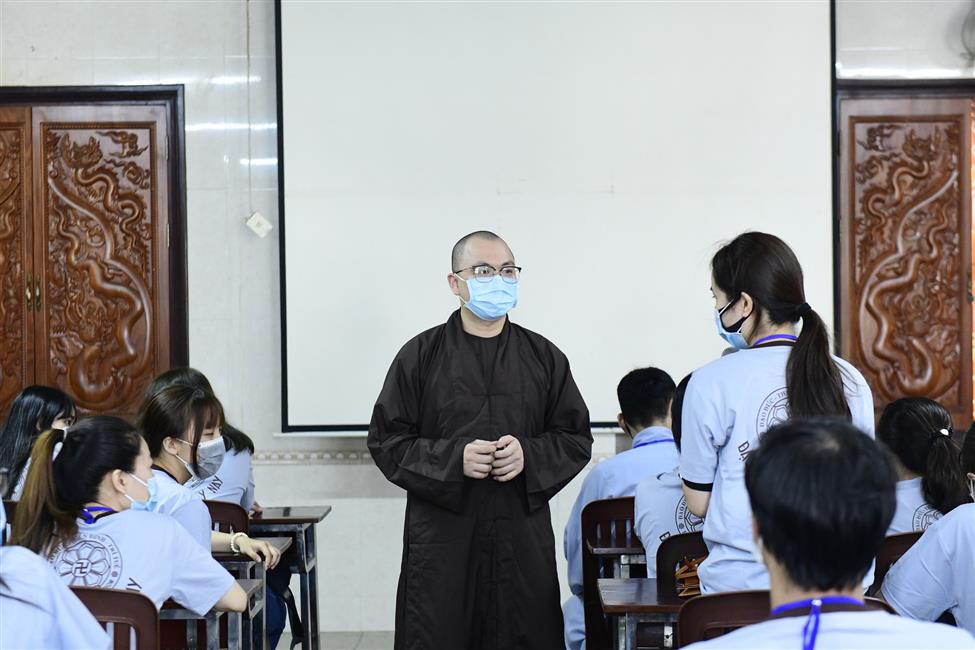 Khóa tu Tuổi Trẻ Hướng Phật: Đừng để tiền làm chúng ta khổ