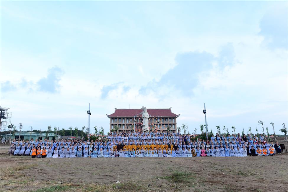 Rời xa sự ồn ào, những bước chân tìm về bình yên