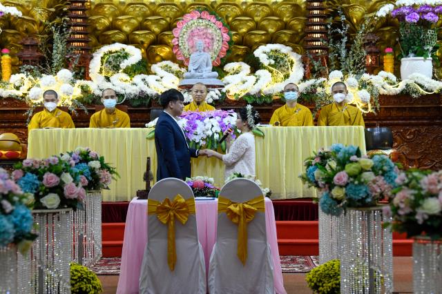 Mở cửa hôn nhân hạnh phúc bằng chiếc “chìa khóa” trong lễ hằng thuận