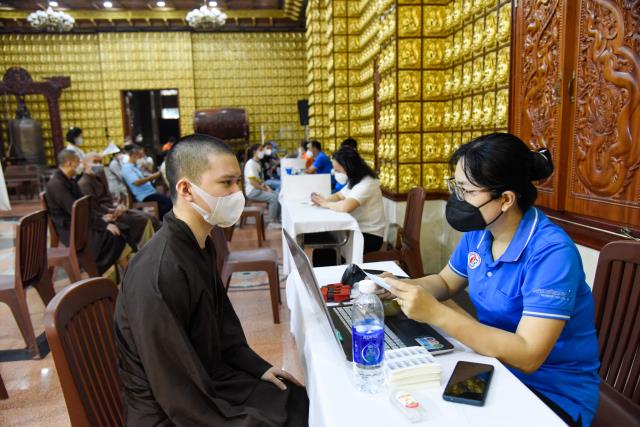 Gần 350 người tham dự chương trình hiến máu đầu năm tại chùa Giác Ngộ