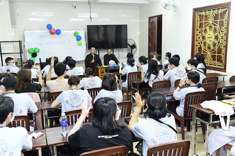 Khóa tu Tuổi Trẻ Hướng Phật: Đừng để tiền làm chúng ta khổ