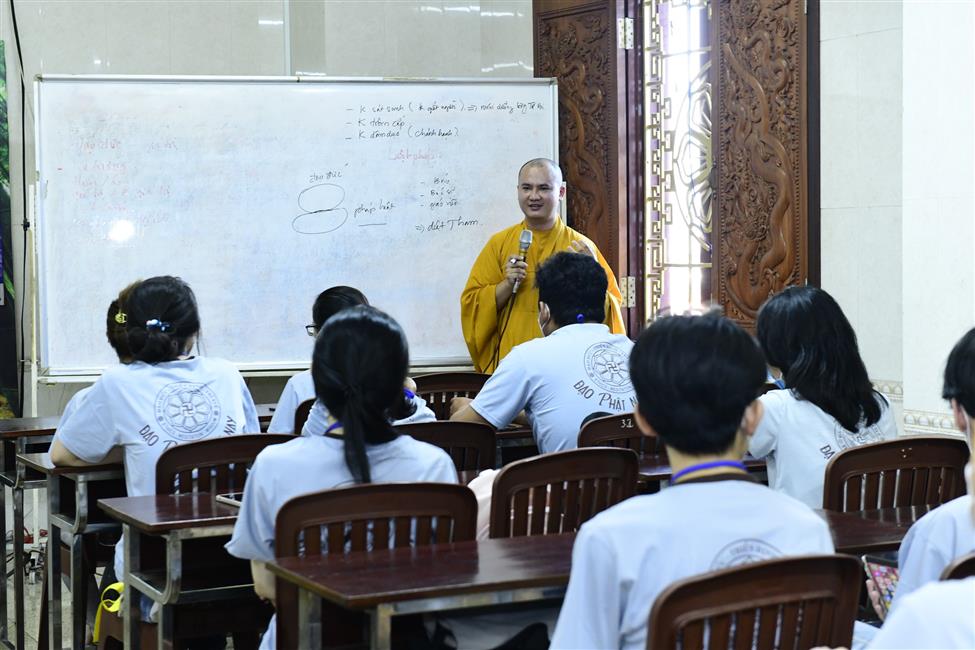 Khóa tu Tuổi Trẻ Hướng Phật: Đừng để tiền làm chúng ta khổ