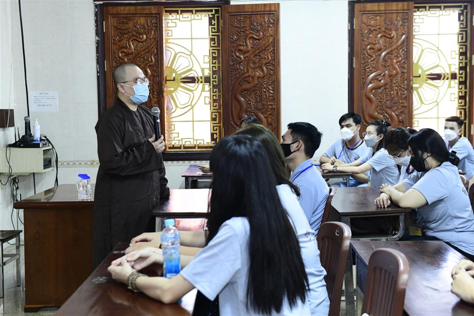Khóa tu Tuổi Trẻ Hướng Phật: Đừng để tiền làm chúng ta khổ