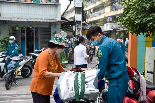 Trao quà yêu thương cho ngày Tết thêm đong đầy