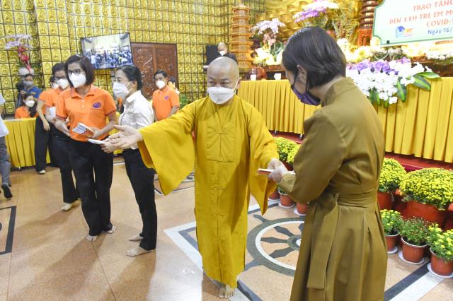 Chùa Giác Ngộ - Quỹ ĐPNN trao 114 suất học bổng đến trẻ em mồ côi vì Covid-19