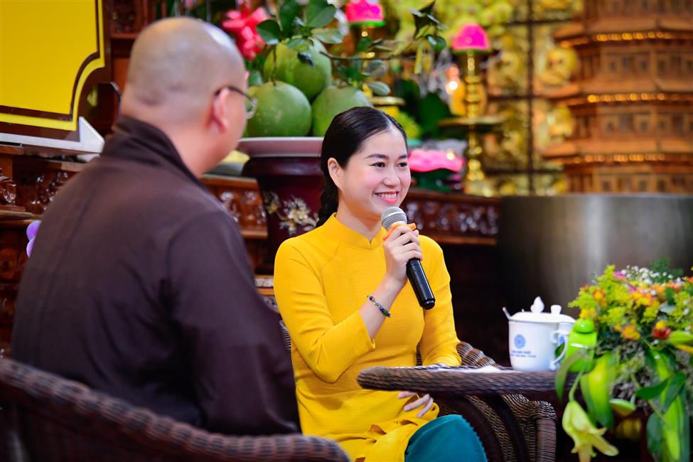 Nghệ sĩ hài Lâm Vỹ Dạ nghẹn ngào chia sẻ về mẹ trong talkshow “Vì sao tôi theo đạo Phật” tại chùa Giác Ngộ