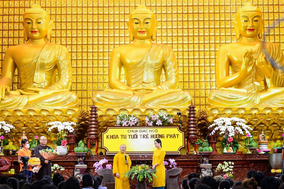 Nghệ sĩ hài Lâm Vỹ Dạ nghẹn ngào chia sẻ về mẹ trong talkshow “Vì sao tôi theo đạo Phật” tại chùa Giác Ngộ
