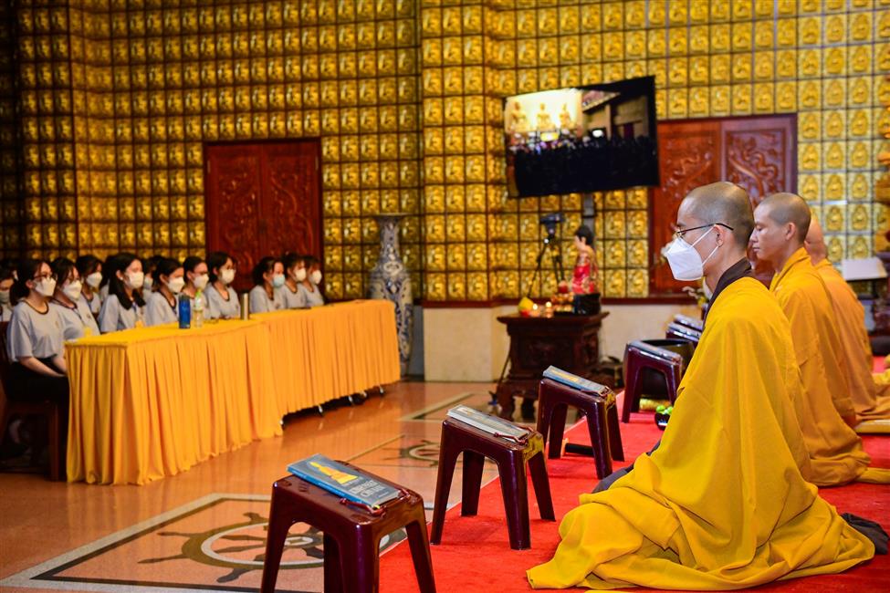 Nghệ sĩ hài Lâm Vỹ Dạ nghẹn ngào chia sẻ về mẹ trong talkshow “Vì sao tôi theo đạo Phật” tại chùa Giác Ngộ