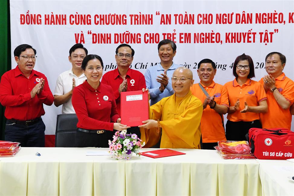 Quỹ ĐPNN ký kết dự án 5 năm cùng Trung ương Hội Chữ thập đỏ Việt Nam trao 7.000 túi sơ cấp cứu &quot;Chung tay vì an toàn cho ngư dân nghèo, khó khăn&quot;