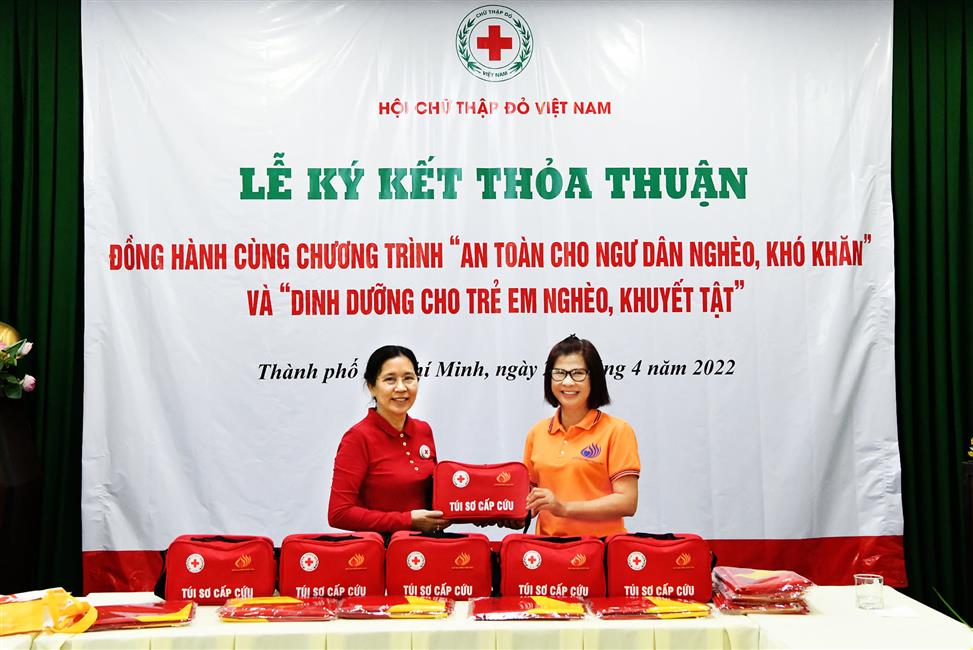 Quỹ ĐPNN ký kết dự án 5 năm cùng Trung ương Hội Chữ thập đỏ Việt Nam trao 7.000 túi sơ cấp cứu &quot;Chung tay vì an toàn cho ngư dân nghèo, khó khăn&quot;