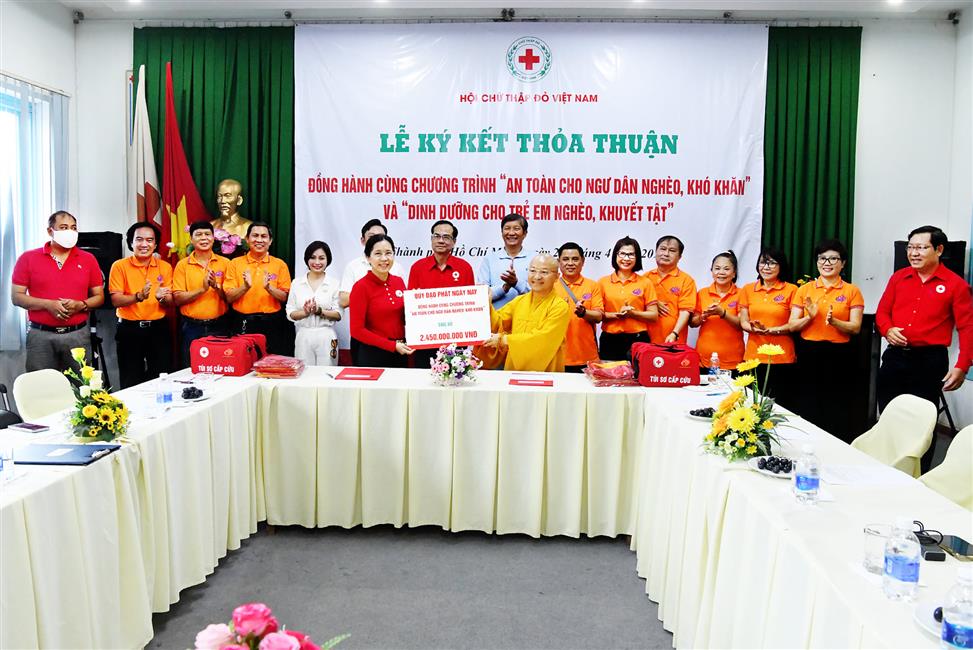Quỹ ĐPNN ký kết dự án 5 năm cùng Trung ương Hội Chữ thập đỏ Việt Nam trao 7.000 túi sơ cấp cứu &quot;Chung tay vì an toàn cho ngư dân nghèo, khó khăn&quot;