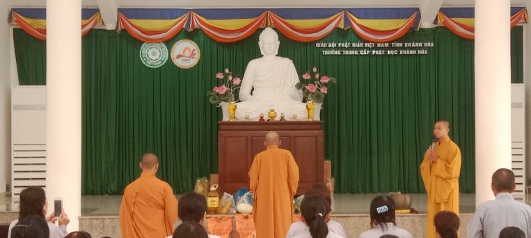 Phật tử cúng dường trường hạ tại Ninh Hoà