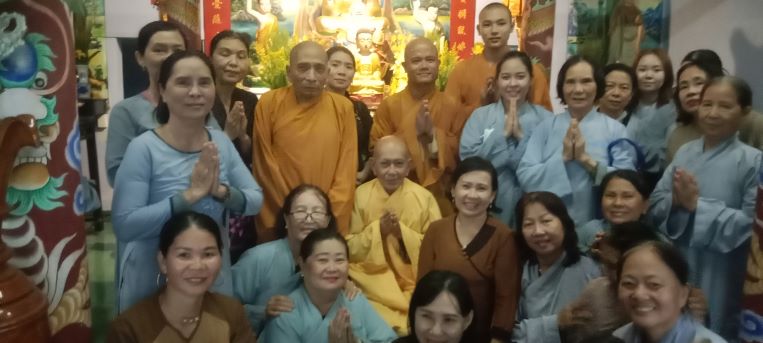 Phật tử cúng dường trường hạ tại Ninh Hoà