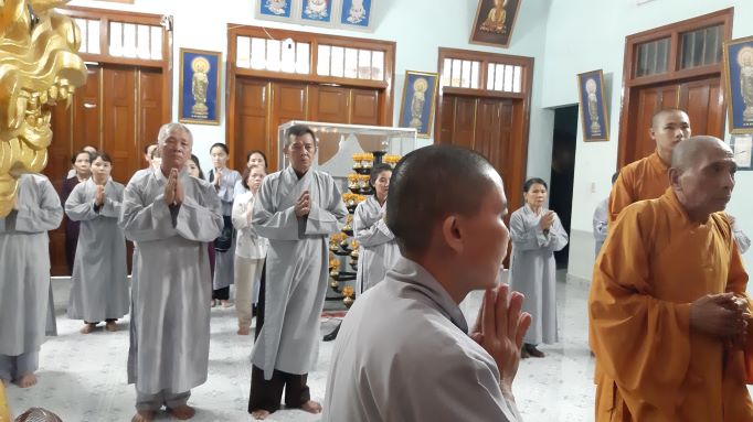 Phật tử cúng dường trường hạ tại Ninh Hoà