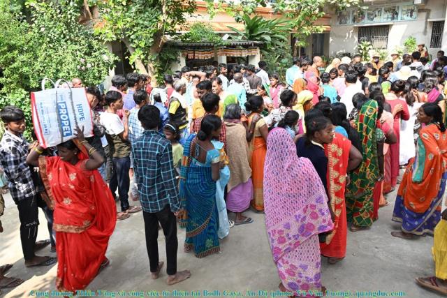 Hành hương chiêm bái Phật tích Ấn Độ và Nepal 2023 - Cúng dường Thiên Tăng và công việc từ thiện tại Bodh Gaya, Ấn Độ