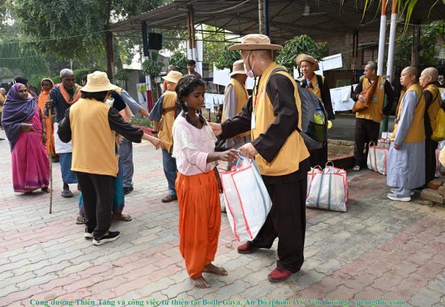Hành hương chiêm bái Phật tích Ấn Độ và Nepal 2023 - Cúng dường Thiên Tăng và công việc từ thiện tại Bodh Gaya, Ấn Độ
