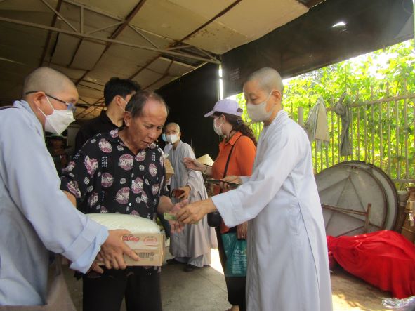 Đoàn từ thiện chùa Thiên Long trao quà cho Hội người mù thị xã Ninh Hoà.