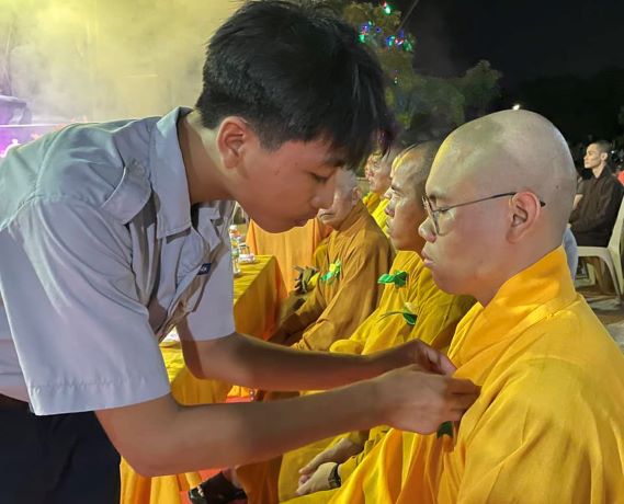 Lắng đọng lễ Bông hồng cài áo và văn nghệ kính mừng Vu lan tại chùa Viên Ngộ