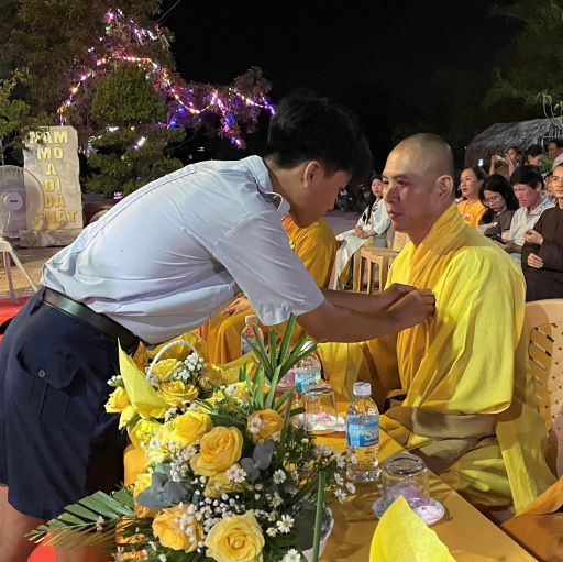 Lắng đọng lễ Bông hồng cài áo và văn nghệ kính mừng Vu lan tại chùa Viên Ngộ