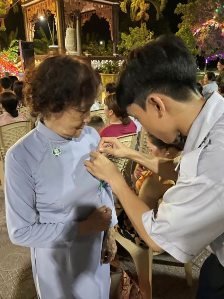 Lắng đọng lễ Bông hồng cài áo và văn nghệ kính mừng Vu lan tại chùa Viên Ngộ