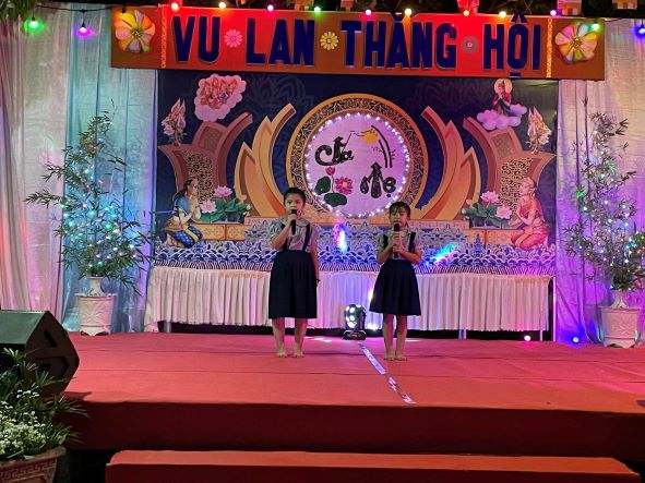Lắng đọng lễ Bông hồng cài áo và văn nghệ kính mừng Vu lan tại chùa Viên Ngộ