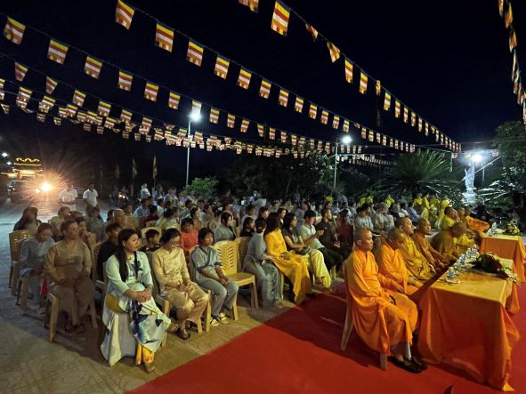 Lắng đọng lễ Bông hồng cài áo và văn nghệ kính mừng Vu lan tại chùa Viên Ngộ