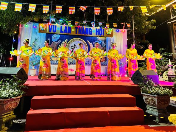 Lắng đọng lễ Bông hồng cài áo và văn nghệ kính mừng Vu lan tại chùa Viên Ngộ