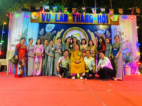 Lắng đọng lễ Bông hồng cài áo và văn nghệ kính mừng Vu lan tại chùa Viên Ngộ