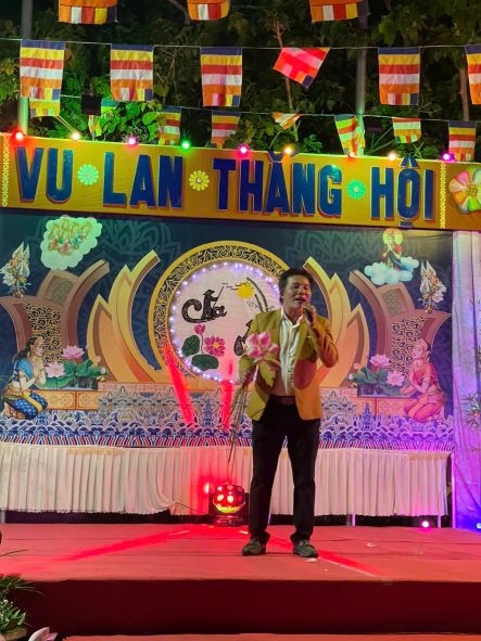 Lắng đọng lễ Bông hồng cài áo và văn nghệ kính mừng Vu lan tại chùa Viên Ngộ