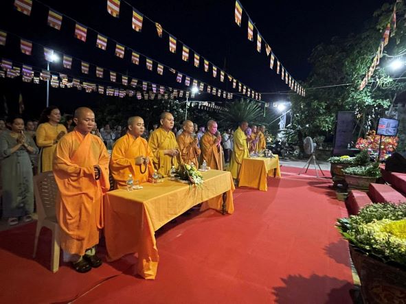Lắng đọng lễ Bông hồng cài áo và văn nghệ kính mừng Vu lan tại chùa Viên Ngộ