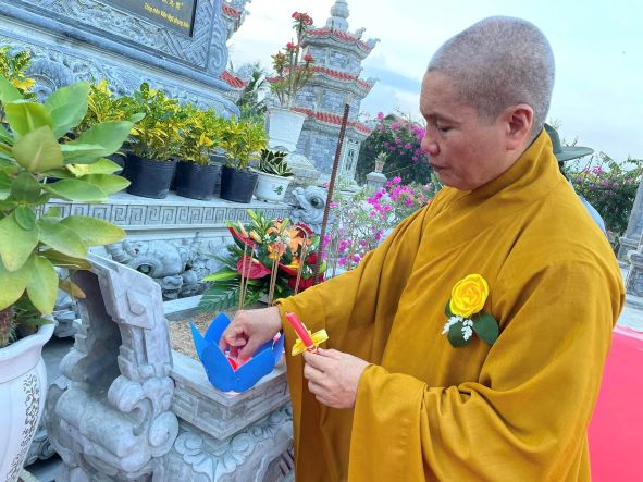 Lắng đọng lễ Bông hồng cài áo và văn nghệ kính mừng Vu lan tại chùa Viên Ngộ