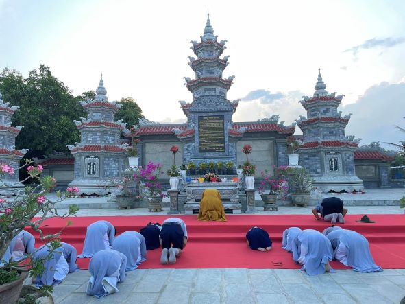 Lắng đọng lễ Bông hồng cài áo và văn nghệ kính mừng Vu lan tại chùa Viên Ngộ
