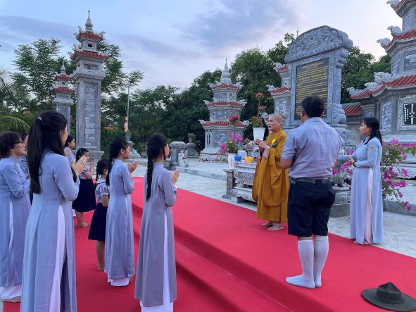 Lắng đọng lễ Bông hồng cài áo và văn nghệ kính mừng Vu lan tại chùa Viên Ngộ