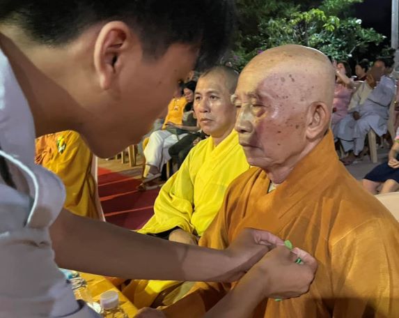 Lắng đọng lễ Bông hồng cài áo và văn nghệ kính mừng Vu lan tại chùa Viên Ngộ